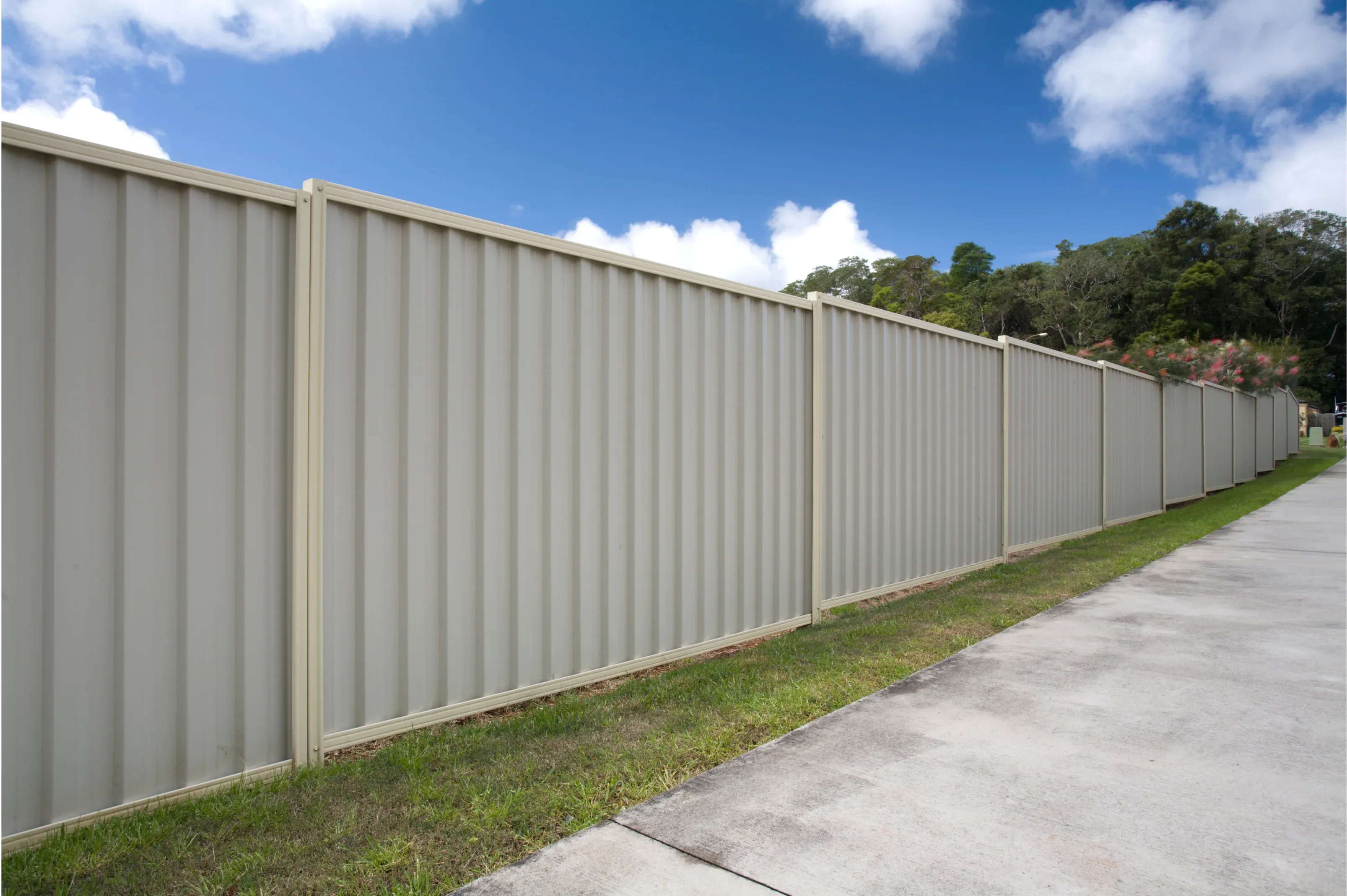 Colorbond steel boundary fence for a Gold Coast home