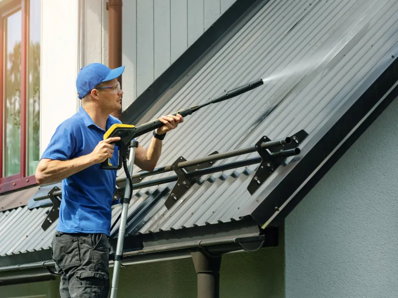 Professional roof pressure cleaning service in Geelong, VIC