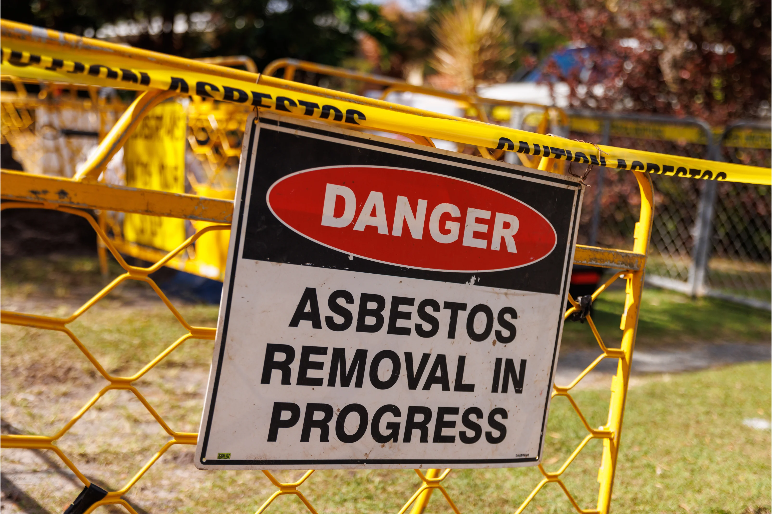 Asbestos warning signage at a licensed removal site in Como